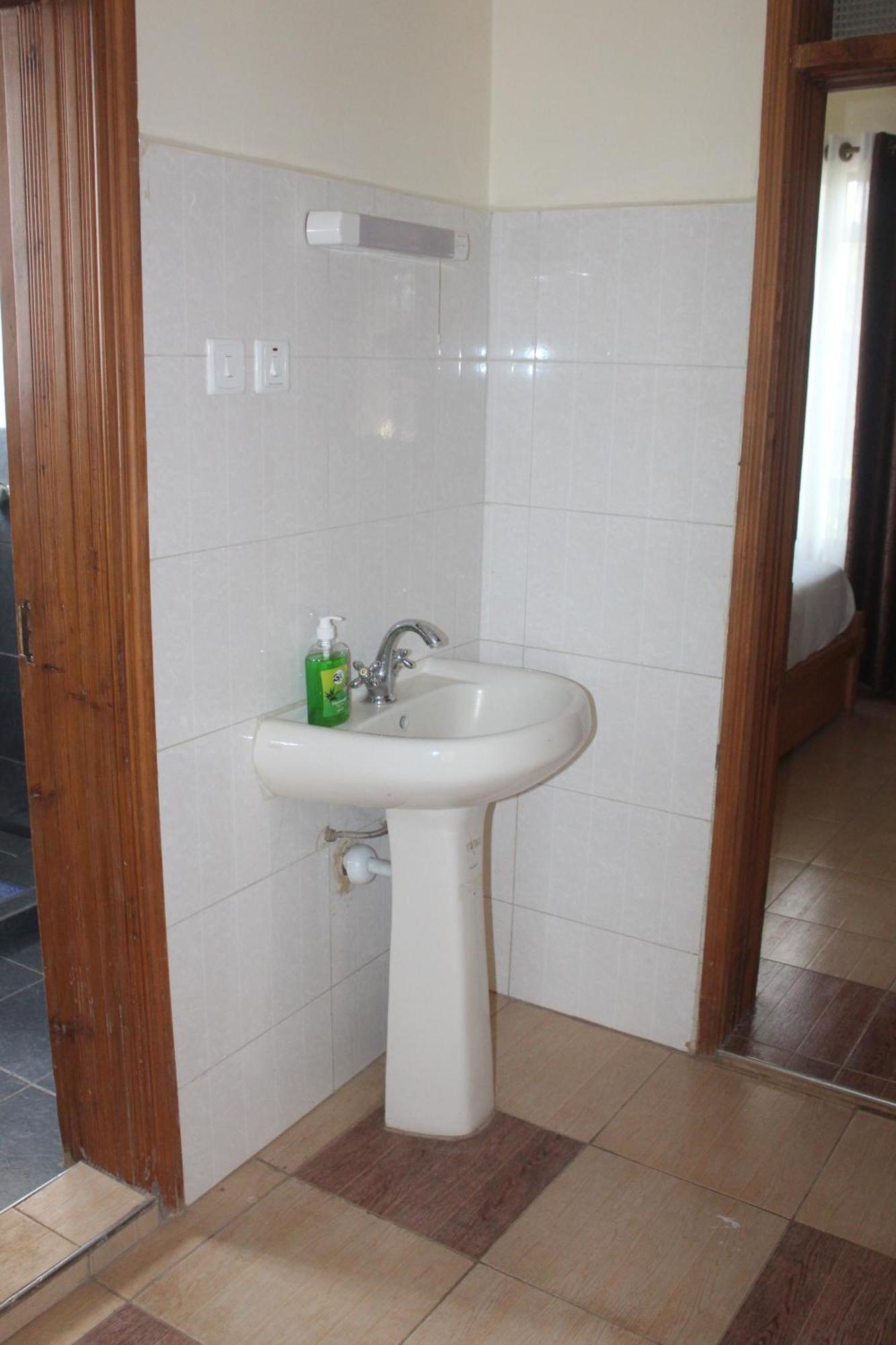 Eshborns House - Near Jomo Kenyatta International Airport And Sgr With Shuttle Services Syokimau Eksteriør billede